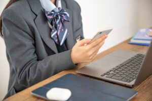 オンライン家庭教師が「向かない人」とは？失敗しない選び方とハイブリッドの強み