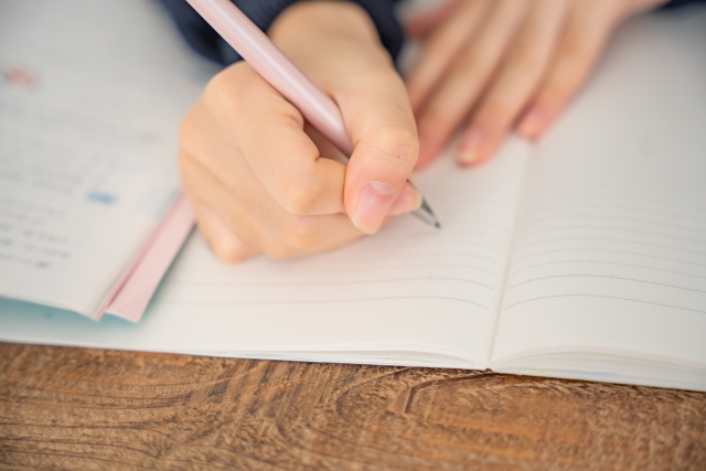 【小学生の発達障害】勉強の遅れや集中力に悩むご家庭へ。家庭教師のメリットと最適な選び方
