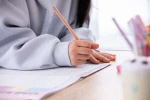 【小学生の不登校】勉強の遅れはどうする？家庭教師が選ばれる理由と最適なスタイルの選び方